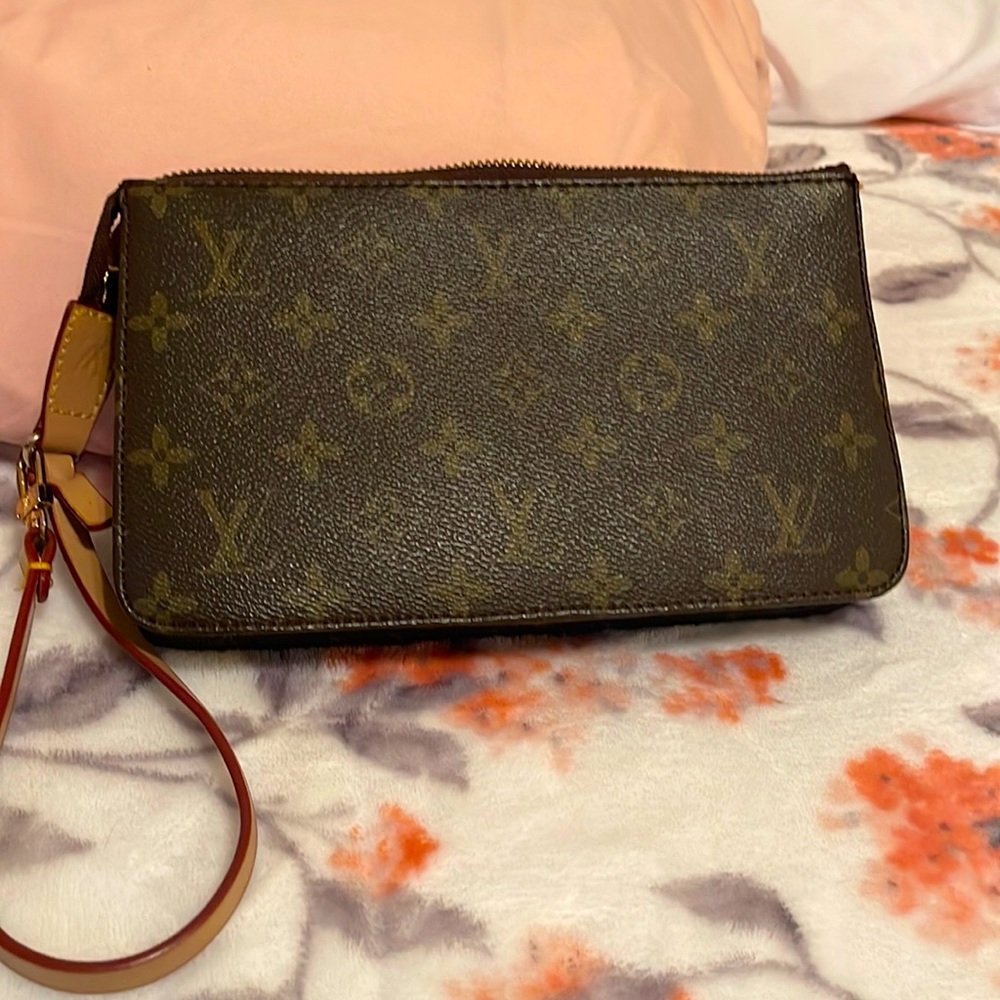 Inspired wristlet bag